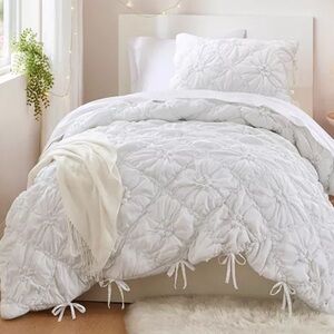 NWT Intelligent Design Lily White Floral Embroidery 2-Pc. Comforter Set, Twin
